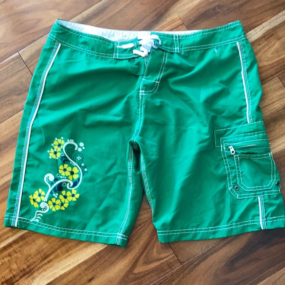 ⭐️⭐️Mad Iguana Green Board shorts. Size L